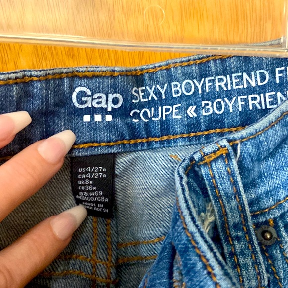 Size 4 Boyfriend Gap jeans π - Picture 3 of 3